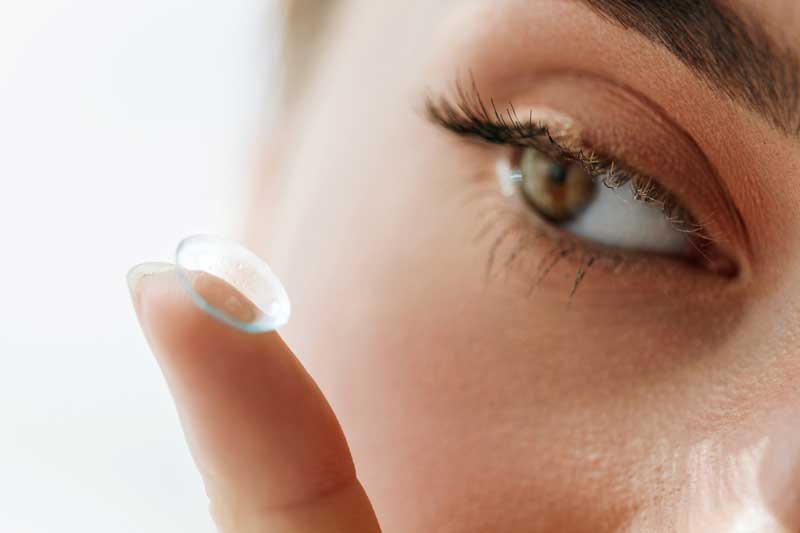 Frau mit Kontaktlinse